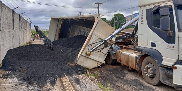 Carreta tomba em via pública