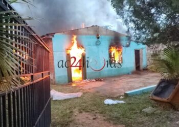 Mesmo com medida protetiva, homem incendeia casa da ex-esposa em Rio Branco