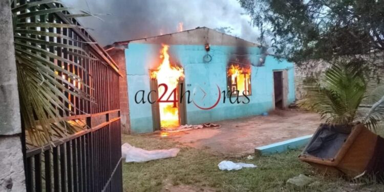 Mesmo com medida protetiva, homem incendeia casa da ex-esposa em Rio Branco