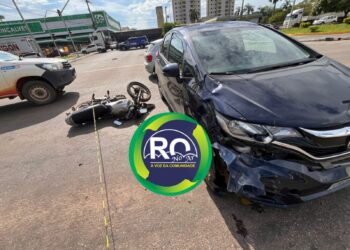 No cruzamento motociclista colidiu com carro