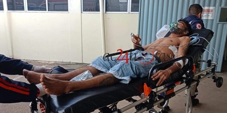 Homem é esfaqueado pela namorada ao tentar intervir em briga