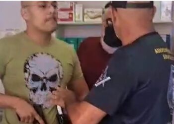 Militar aposentado e filho PM sacam arma para coronel durante bate-boca em farmácia