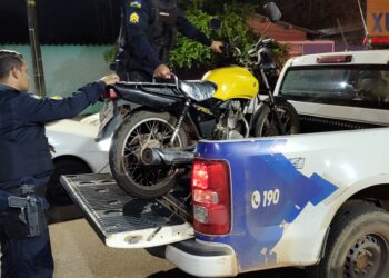 Dupla é conduzida a central de polícia com moto roubada