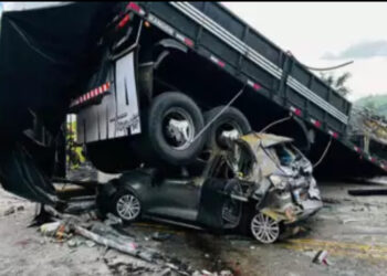 VEJA O VÍDEO: Acident3 com ônibus, carreta e carro deixa 32 mort0s em Minas Gerais
