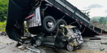 VEJA O VÍDEO: Acident3 com ônibus, carreta e carro deixa 32 mort0s em Minas Gerais