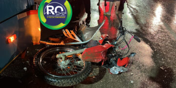 Motociclista atingiu a traseira de um ônibus e foi socorrida ao hospital