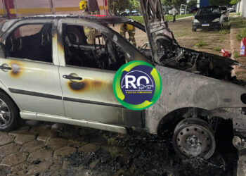 Na faculdade fogo destrói veículo