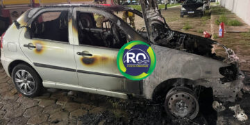 Na faculdade fogo destrói veículo