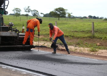 Obras de capa asfáltica estão em andamento na RO-473 entre Teixeirópolis e Urupá