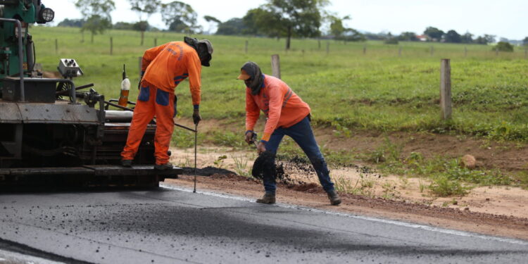 Obras de capa asfáltica estão em andamento na RO-473 entre Teixeirópolis e Urupá