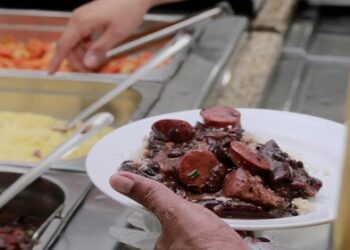 Prato Fácil do governo de RO inicia atendimento em Jaru e Rolim de Moura com oferta de refeições nutritivas à população vulnerável