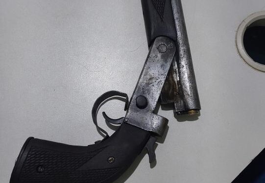 Polícia Militar prende suspeitos por posse ilegal de arma de fogo e perturbação do sossego em alto paraíso