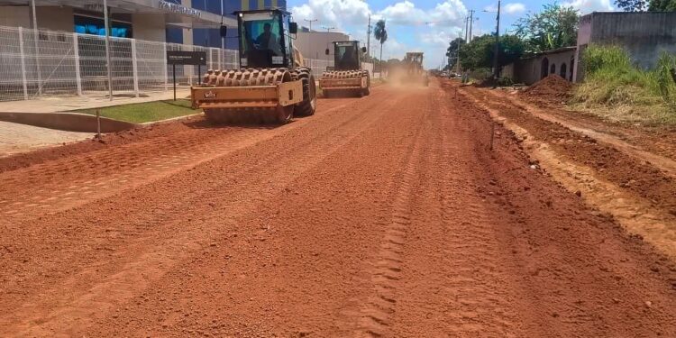 Pavimentação asfáltica em ruas próximas ao Hospital Regional de Guajará-Mirim é realizada pelo governo de RO