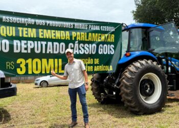 Cássio Gois entrega trator agrícola para produtores rurais em Cacoal