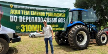 Cássio Gois entrega trator agrícola para produtores rurais em Cacoal