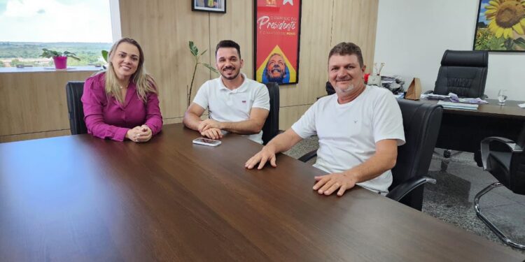 Deputada Cláudia de Jesus recebe visita de vereador de Teixeirópolis