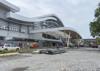 Prefeitura revitaliza praça em frente à nova rodoviária e homenageia trabalhador do transporte rodoviário