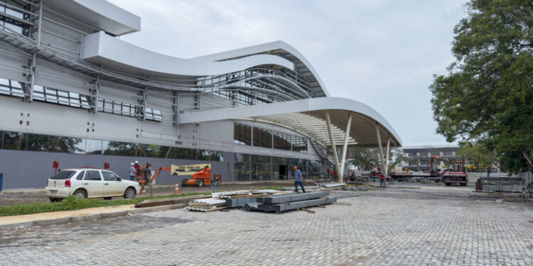 Prefeitura revitaliza praça em frente à nova rodoviária e homenageia trabalhador do transporte rodoviário