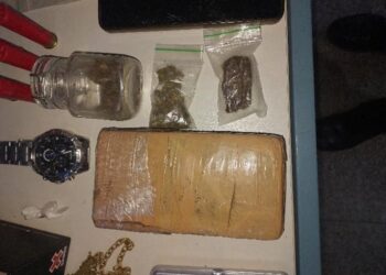 Ação policial resulta em prisão por tráfico de drogas e posse ilegal de munição