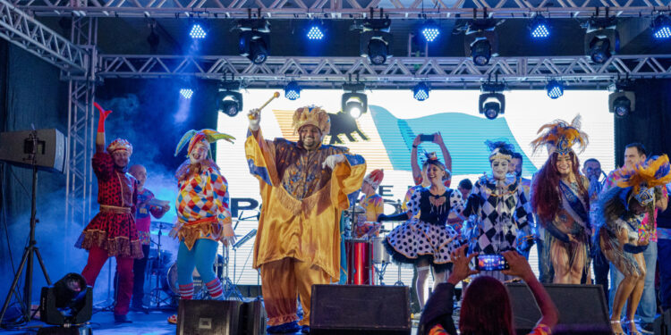 Chamamento público seleciona costureiro para confecção das fantasias da Corte do Rei Momo