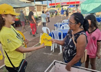 Ação educativa do Detran-RO sensibiliza população com os cuidados essenciais no trânsito, em Candeias do Jamari