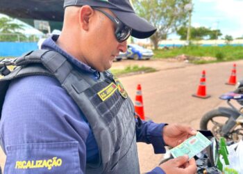 Orientações sobre os riscos de dirigir sem CNH são destacadas pelo governo de RO
