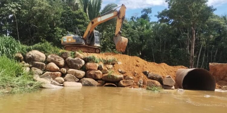Recuperação da RO-420 em Jacinópolis é atendida pelo DER após indicação da deputada Dra. Taíssa