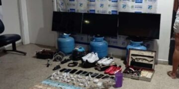PM flagra mulher vendendo drogas e recupera diversos objetos