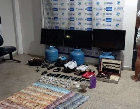 PM flagra mulher vendendo drogas e recupera diversos objetos