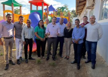 Deputado Alex Redano vistoria emenda de R$ 500 mil para playground ecológico em Machadinho