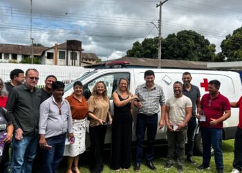 Deputada Cláudia de Jesus entrega ambulância e medicamentos ao município de Guajará Mirim