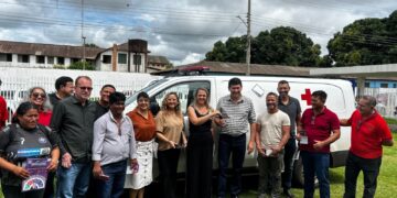 Deputada Cláudia de Jesus entrega ambulância e medicamentos ao município de Guajará Mirim