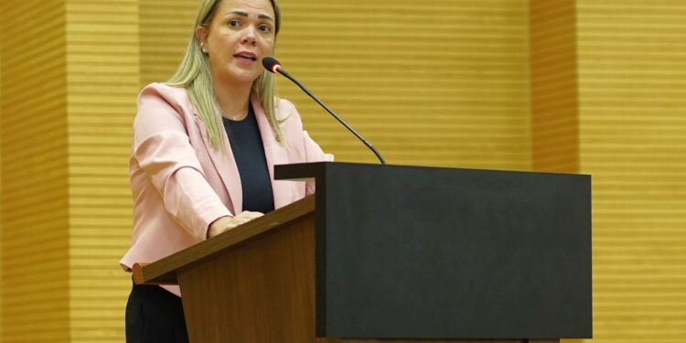 Deputada Cláudia de Jesus solicita redução da burocracia no decreto que regula venda de combustível em galões