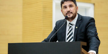 Deputado Jean Mendonça entrega nota de empenho para a liberação de recursos para saúde de Pimenta Bueno