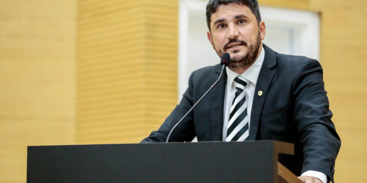 Deputado Jean Mendonça entrega nota de empenho para a liberação de recursos para saúde de Pimenta Bueno