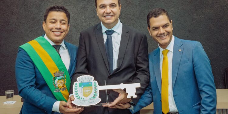 Deputado Cássio Gois participa da Solenidade de Posse dos eleitos de Cacoal e reforça compromisso com a cidade