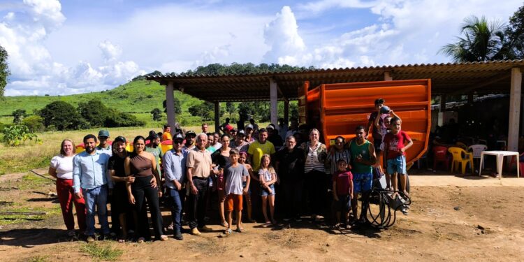 Deputada Cláudia de Jesus entrega mais de R$ 500 mil em equipamentos agrícolas