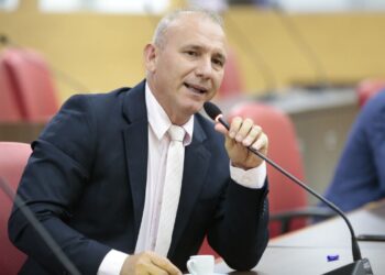 Ezequiel Neiva investe em lousas digitais e telas interativas para modernizar a educação em Corumbiara