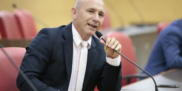 Ezequiel Neiva investe em lousas digitais e telas interativas para modernizar a educação em Corumbiara