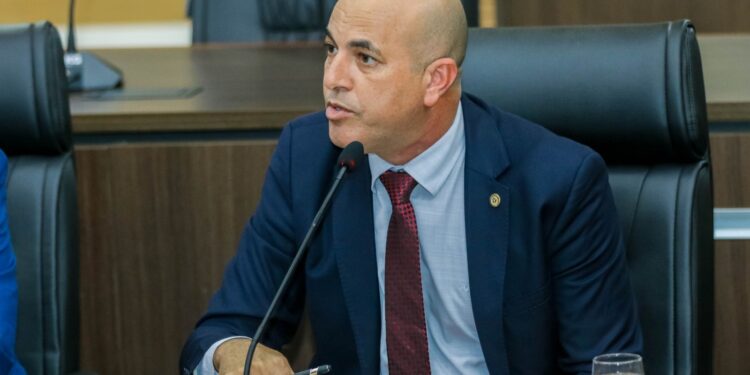 Assembleia derruba veto ao PLC do deputado Ismael Crispin e garante direitos aos professores readaptados da Seduc