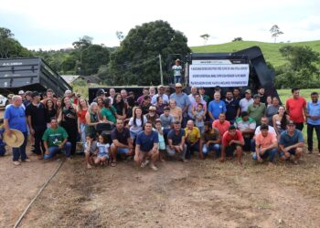 Deputado Ismael Crispin entrega equipamentos agrícolas em Nova Brasilândia do Oeste