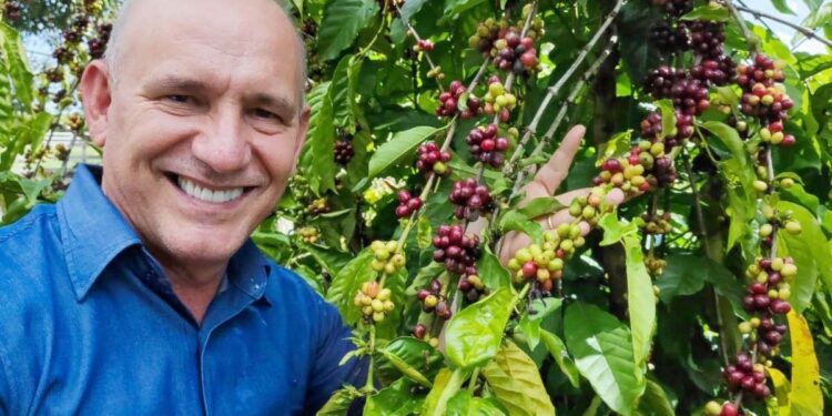 Ezequiel Neiva celebra marca histórica de exportação de café em Rondônia