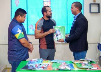 Kits escolares arrecadados na Corrida da Cidadania são entregues a escolas públicas de Porto Velho