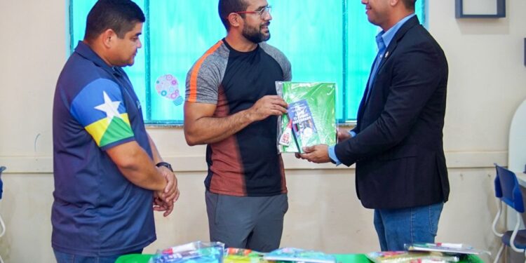 Kits escolares arrecadados na Corrida da Cidadania são entregues a escolas públicas de Porto Velho