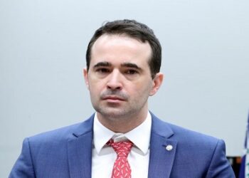 Comissão aprova proposta que prevê prisão por manter animal permanentemente preso em corrente