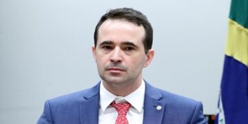 Comissão aprova proposta que prevê prisão por manter animal permanentemente preso em corrente