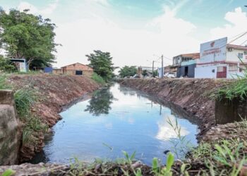 Prefeito Léo Moraes faz apelo à população para não descartar lixo nos canais de Porto Velho