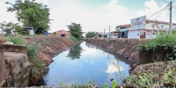 Prefeito Léo Moraes faz apelo à população para não descartar lixo nos canais de Porto Velho