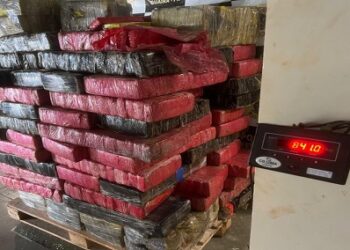 PF e BPFRON apreendem veículo com 841 kg de maconha