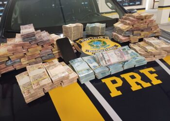 R$ 417 mil sem comprovação de origem são encontrados escondidos em painel de carro na BR-101 em Palhoça